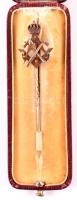1894 Szabadkőműves jelvény Aranyozott fém. Johann Wagner & Sohn, Berlin jelzett ékszerész dobozban / Freemason badge in signed box. 7,7 cm