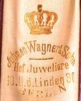 1894 Szabadkőműves jelvény Aranyozott fém. Johann Wagner & Sohn, Berlin jelzett ékszerész dobozb...