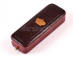 1894 Szabadkőműves jelvény Aranyozott fém. Johann Wagner & Sohn, Berlin jelzett ékszerész dobozb...