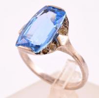 Ezüst(Ag) gyűrű kék kővel, jelzett, méret: 57, bruttó: 4,1 g