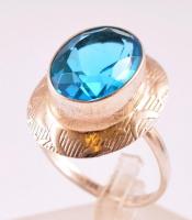 Ezüst(Ag) gyűrű, kék kővel, jelzett, méret: 57, bruttó: 4,4 g