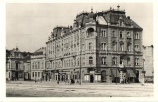 Szombathely, Erzsébet királyné utca, Vas megyei Mezőgazdasági Takarékpénztár bérháza, Deutsch, Hollósi, Berger, Bass Béla, Stern üzlete, Hungária étterem (Torkos János vendéglője), Triesti Kávéhozatali Társaság, kerékpár