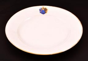 Nemesi címerrel díszített porcelán tányér, Láng M. jelzéssel, kopásnyomokkal, d: 24,2 cm