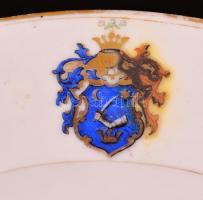 Nemesi címerrel díszített porcelán tányér, Láng M. jelzéssel, kopásnyomokkal, d: 24,2 cm