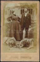 cca 1900 Előkelő pár kutyákkal a budapesti Epreskertben, keményhátú fotó, a hátoldalon feliratozva, 16x10 cm.