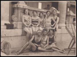 1930 Strandozók a Széchényi fürdőben, fotó, a hátoldalon feliratozva, az egyik szélen vágott, 8x11 cm