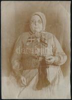 cca 1910 Idős nő kötés közben, körbevágott fotó, felületén törésnyomokkal, 9×6,5 cm