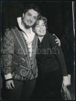 1963 Bende Zsolt(1926-1998) bariton operaénekes első Don Juan előadásakor Huszár Klára (1919-2010) magyar operarendező, dalszövegíró társaságában, hátoldalon feliratozott sajtfotó, 12×9 cm