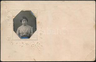 1903 Levelezőlap hölgy arcképes fotójával, Tip-Tip Fotografie Bécs, fotó felületén törésnyom, 4×3 cm