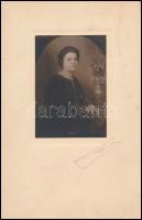 cca 1925 Rónai Dénes (1875-1964): Női portré, aláírt alkotás, kartonra kasírozva, felületén karcolásnyom, 11,5×8 cm