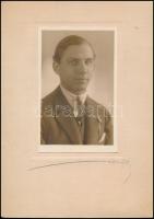 cca 1935 Ádám György (1900-1944) fagottművész, a Budapesti Szimfonikus Zenekar alapító tagja és ügyvezető igazgatója, kartonra kasírozott fotó, jelzett fotó, 14×8,5 cm