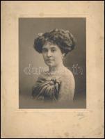 cca 1910 Hölgyportré, kartonra kasírozott fotó Uher Ödön műterméből, jelzett, felületén karcolásnyomokkal, 18×13 cm
