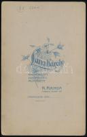 cca 1900 Falusi nő műtermi portréja, keményhátú fotó Lang Károly nagykikindai műterméből, 16×10,5 cm