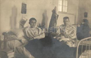 Lábadozó katonák egy tábori kórházban / WWI injured Austro-Hungarian K.u.K. soldiers at a military field hospital. photo