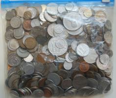 1,44kg vegyes fémpénz, egész világ, régi és új, hagyatékból, 4,30kg-os zárható fém pénzkazettában