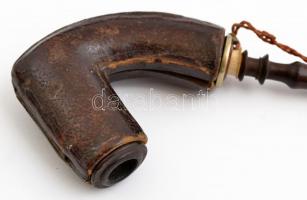 Pipagyűjtemény, 6 db, porcelán pipatesttel, tajték-, fa-, fa-fém pipákkal, az egyik tokban. Változó ...