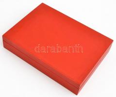 Pipagyűjtemény, 6 db, porcelán pipatesttel, tajték-, fa-, fa-fém pipákkal, az egyik tokban. Változó ...