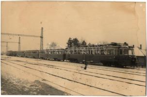 7 db régi és modern vasút motívumlap, közte 3 fotó / 7 pre-1945 and modern railway, locomotive, trai...