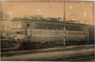 7 db régi és modern vasút motívumlap, közte 3 fotó / 7 pre-1945 and modern railway, locomotive, trai...