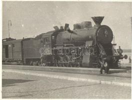 7 db régi és modern vasút motívumlap, közte 3 fotó / 7 pre-1945 and modern railway, locomotive, trai...