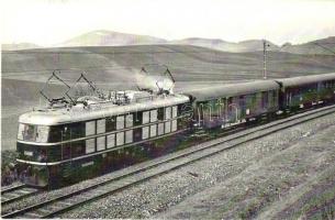 7 db régi és modern vasút motívumlap, közte 3 fotó / 7 pre-1945 and modern railway, locomotive, trai...