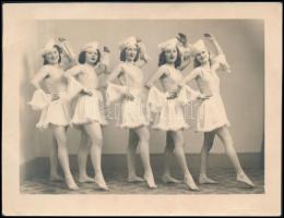 cca 1920-1930 Táncoló lányok, jelzett fotó (Lacoste), felületén törésnyom, 16,5×13 cm