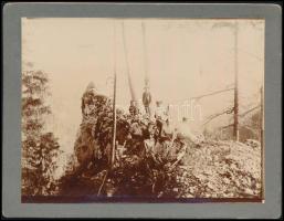 1913 Dobsina, kirándulók a Hegyeskőn, fotó, kartonra ragasztva, 10×13 cm