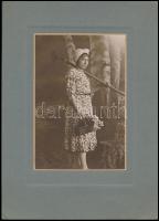 cca 1920-1930 Fiatal lány gereblyével és virággal, kartonra ragasztott fotó, 15,5×10,5 cm