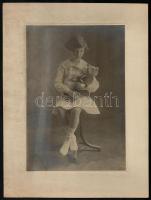 cca 1920-1930 Kislány mackóval, kartonra kasírozott fotó, 22,5×15,5 cm