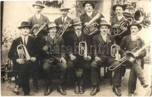 1927 Köpec, Capeni (Barót, Baraolt); Köpeci zenekar, muzsikusok fúvós hangszerekkel / musicians with wind instruments, horns. photo (EK)
