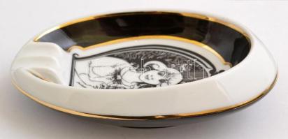 Hollóházi Jurcsák László által tervezett hamuzó matricás, jelzett, hibátlan, 14×9 cm