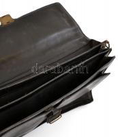 Fekete bőr táska, kopásokkal, 38×28×5 cm