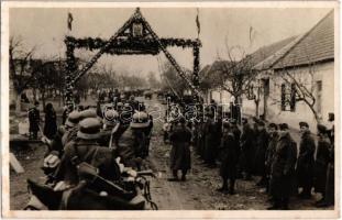 1938 Léva, Levice; bevonulás feldíszített kapuval. S.L. felvétele / entry of the Hungarian troops, decorated gate