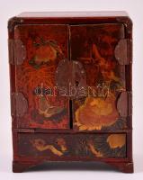 Lakkozott fa festett ékszertartó kopásokkal, kissé hiányos réz veretekkel 16x21x10 cm
