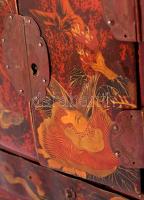 Lakkozott fa festett ékszertartó kopásokkal, kissé hiányos réz veretekkel 16x21x10 cm