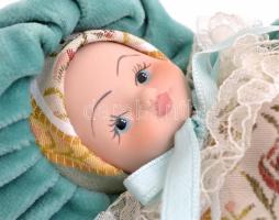 Porcelán baba, ruhában, m: 18,5 cm