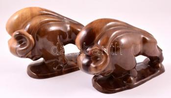 Komlós kerámia bika pár. Mázas kerámia, jelzett. egyiken minimális mázhiba. m: 17 cm