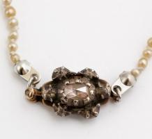 14 K arany és gyöngy nyaklánc kővel. 23 cm