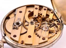 Ezüst (Ag.) felhúzós zsebóra, kulccsal, sérült porcelán számlappal, jelzés nélkül, működik