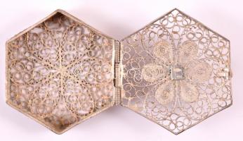 Ezüst (Ag.) filigrán szelence, jelzett, 3×4 cm, nettó: 9,8 g