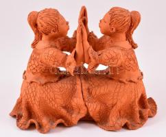 Illár Erzsébet (1940- ): Lányok. Égetett agyag, jelzett, jó állapotban, m: 23,5 cm