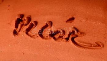 Illár Erzsébet (1940- ): Lányok. Égetett agyag, jelzett, jó állapotban, m: 23,5 cm