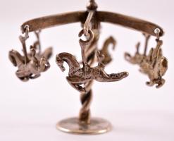 Ezüst (Ag.) hintalovas körhinta, jelzett, m: 5,5 cm, nettó: 24,3 g