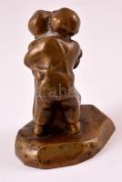 Gnädig Sándor (1887?-?): Ölelkező gyerekek, bronz szobor, jelzett, kis kopásokkal, m: 12 cm
