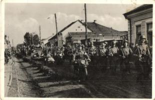 1940 Máramarossziget, Sighetu Marmatiei; bevonulás, katonák motorral / entry of the Hungarian troops, soldiers on motorbicycles (fl)