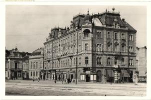 Szombathely, Vasmegyei Mezőgazdasági Takarékpénztár Erzsébet királyné utcai bérháza, Deutsch divat, Szőllősi ruhaház, Bass Béla és Stern üzlete, Triesti Kávébehozatali Társaság, Torkos János Hungária étterem vendéglője