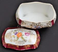 XX. sz. eleje Alt Wien jelzéssel: porcelán bonbonniere. Részben kézzel festett. m:7 cm