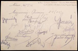 1925 A Magyarország - Olaszország labdarúgó mérkőzésen készült fotó a magyar csapatról, hátoldalán a csapat játékosok aláírásával / 1925 Hungary-Italy football match. Photo of the Hungarian team with signatures of the Hungarian players. 18x12 cm