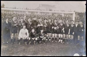 1925 A Magyarország - Olaszország labdarúgó mérkőzésen készült fotó a magyar csapatról, hátoldalán a...