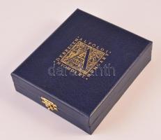 Ligeti Erika (1934-2004) 2001. "Huszár Gál / Alföldi Nyomda Rt." Br emlékérem eredeti dísz...